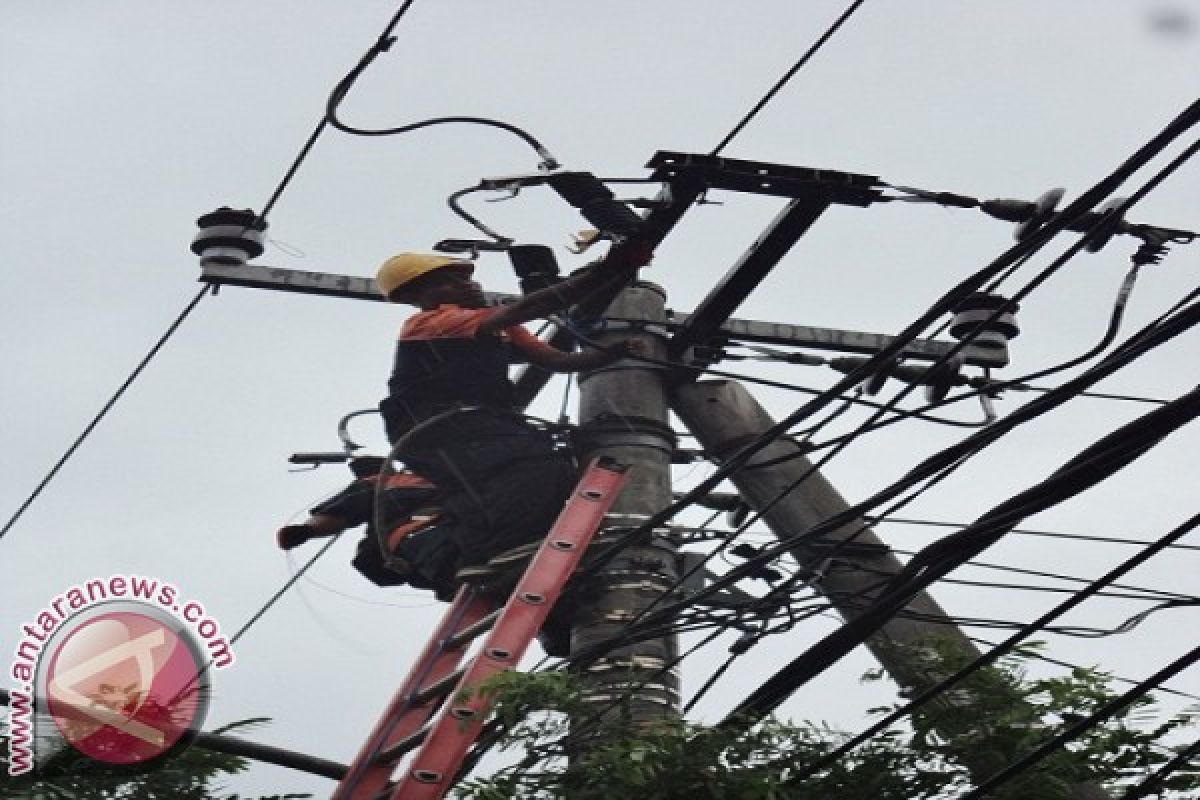 Akibat Puting Beliung, 15 Pelanggan PLN Belum Tersambung Listrik 