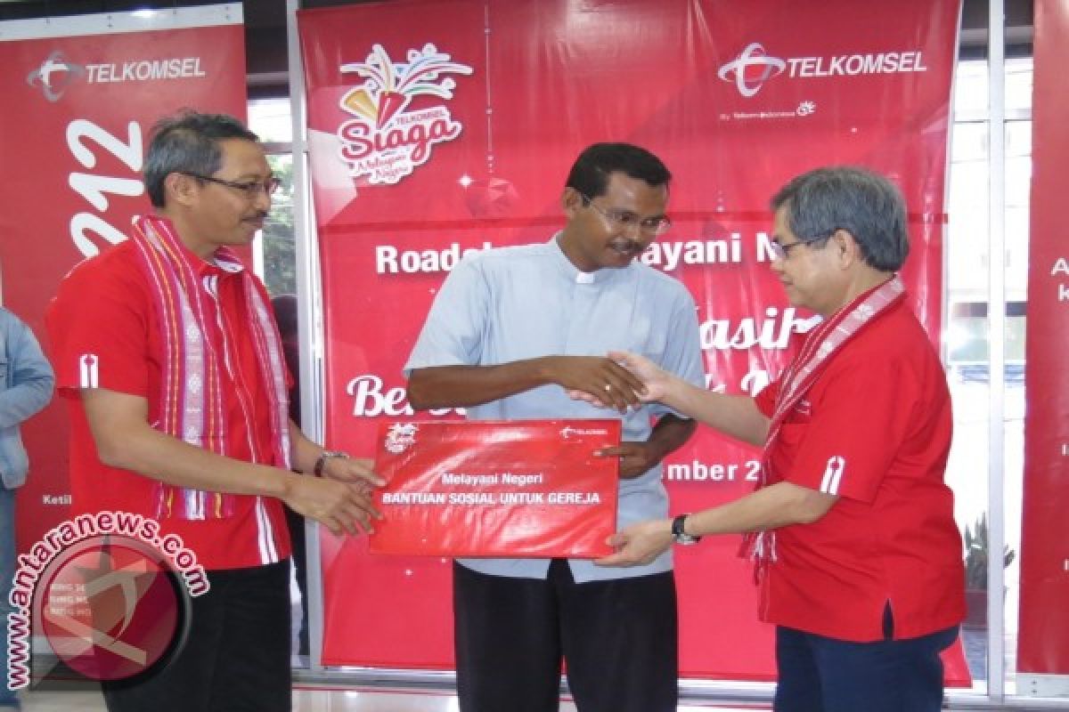 Telkomsel Berikan Bantuan Sosial di NTT