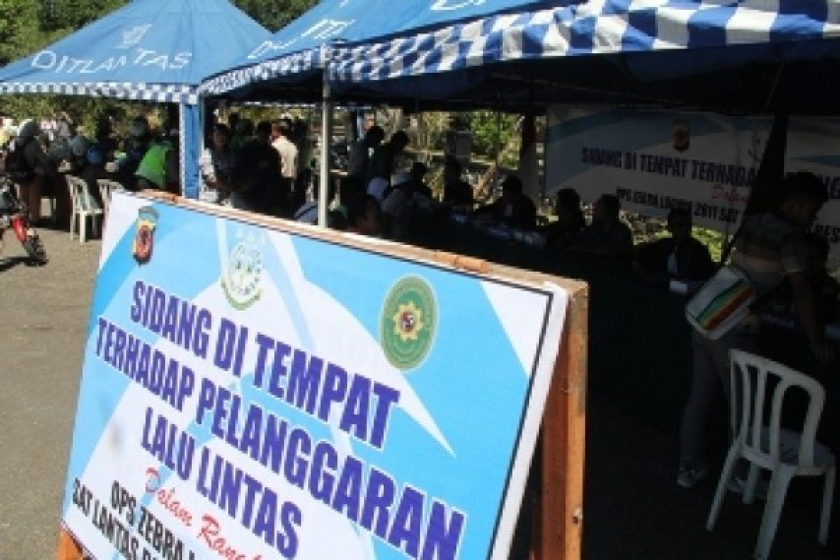 Puluhan pengendara motor jalani sidang di tempat