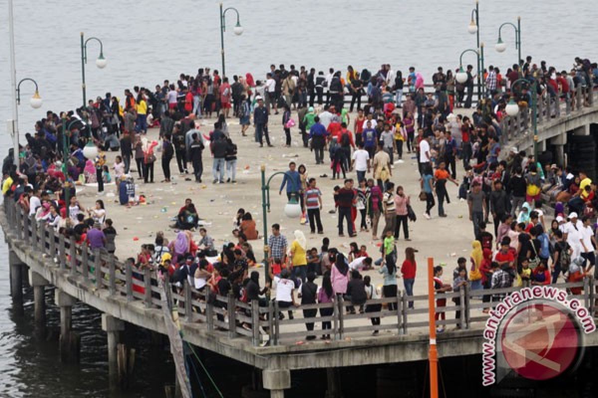 Pantai Ancol dipenuhi ribuan wisatawan