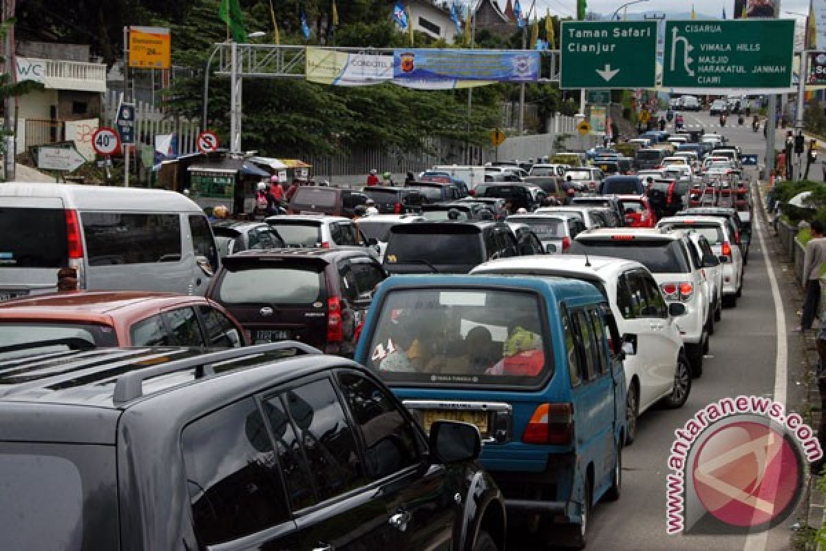 Jalur Puncak ramai lancar