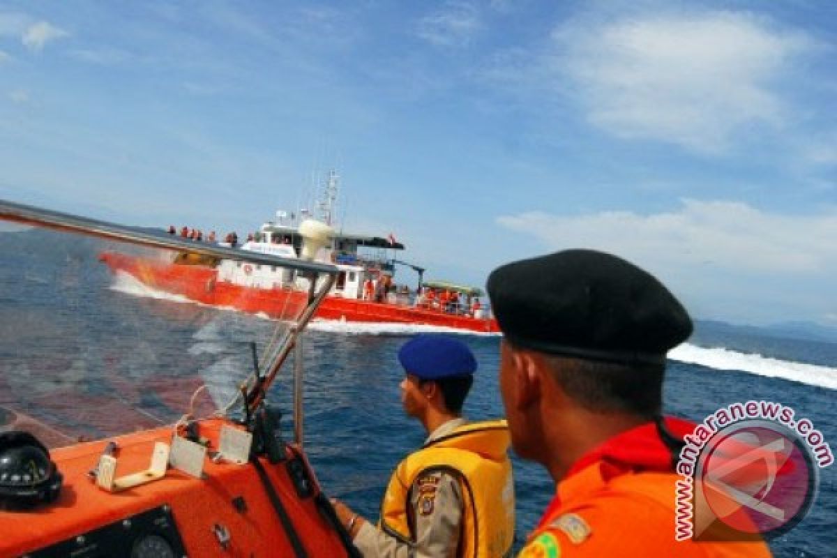 Basarnas evakuasi penumpang KM Bahtera Kayong