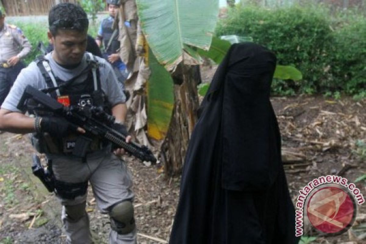 Densus 88 Anti Teror geledah rumah di Bojongmalaka Bandung
