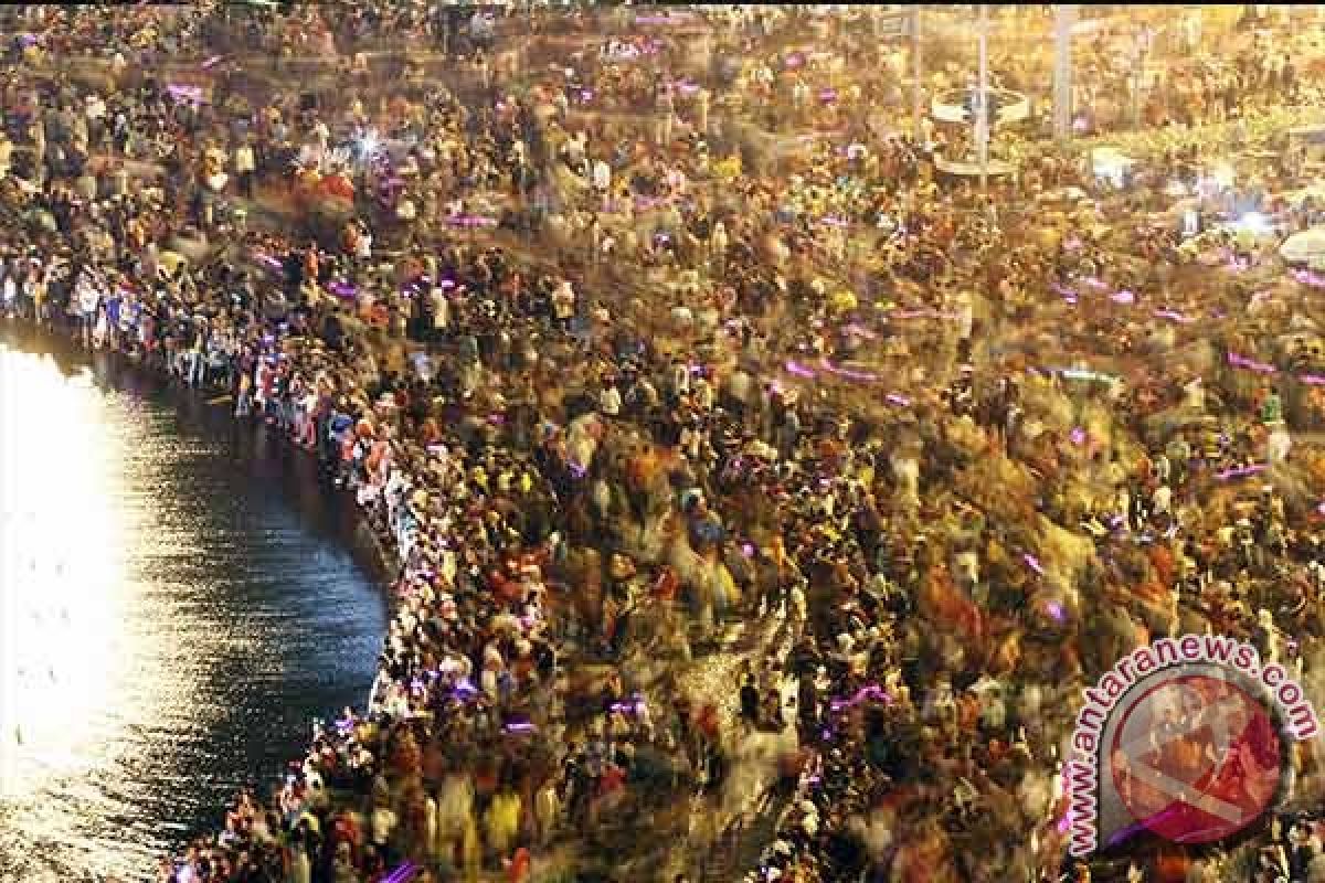 Pantai Losari Makassar dipadati puluhan ribu pengunjung