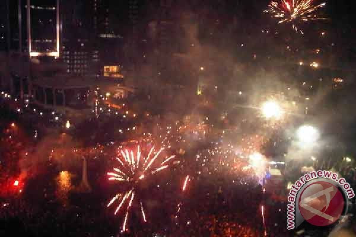 Jakarta mandi cahaya kembang api