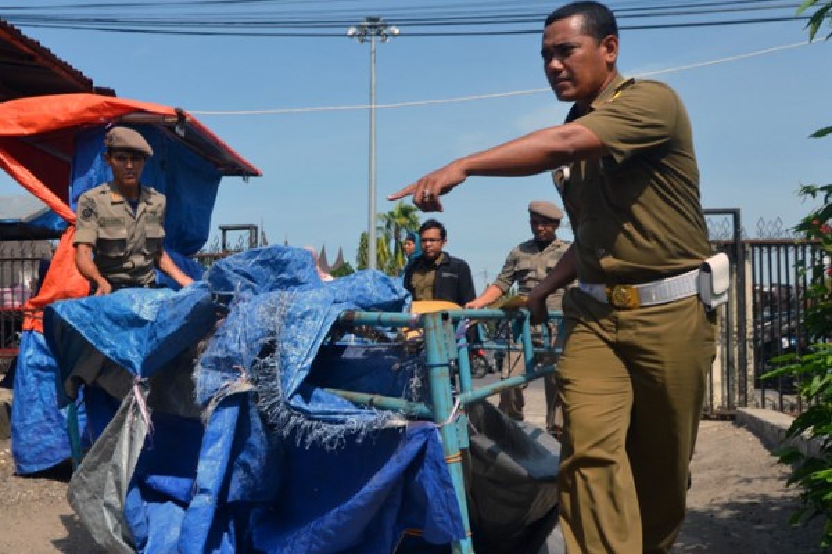 Tim gabungan Satpol PP Pasbar-Sumbar amankan 14 wanita penghibur kafe