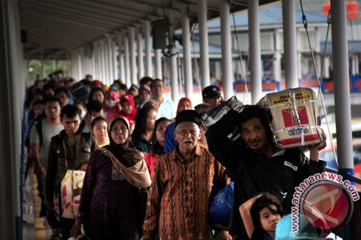 Ribuan pemudik pejalan kaki padati Bakauheni