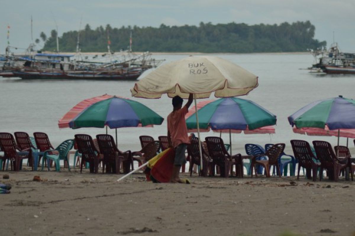 Pemkot Pariaman Tertibkan PKL di Pantai Gandoriah