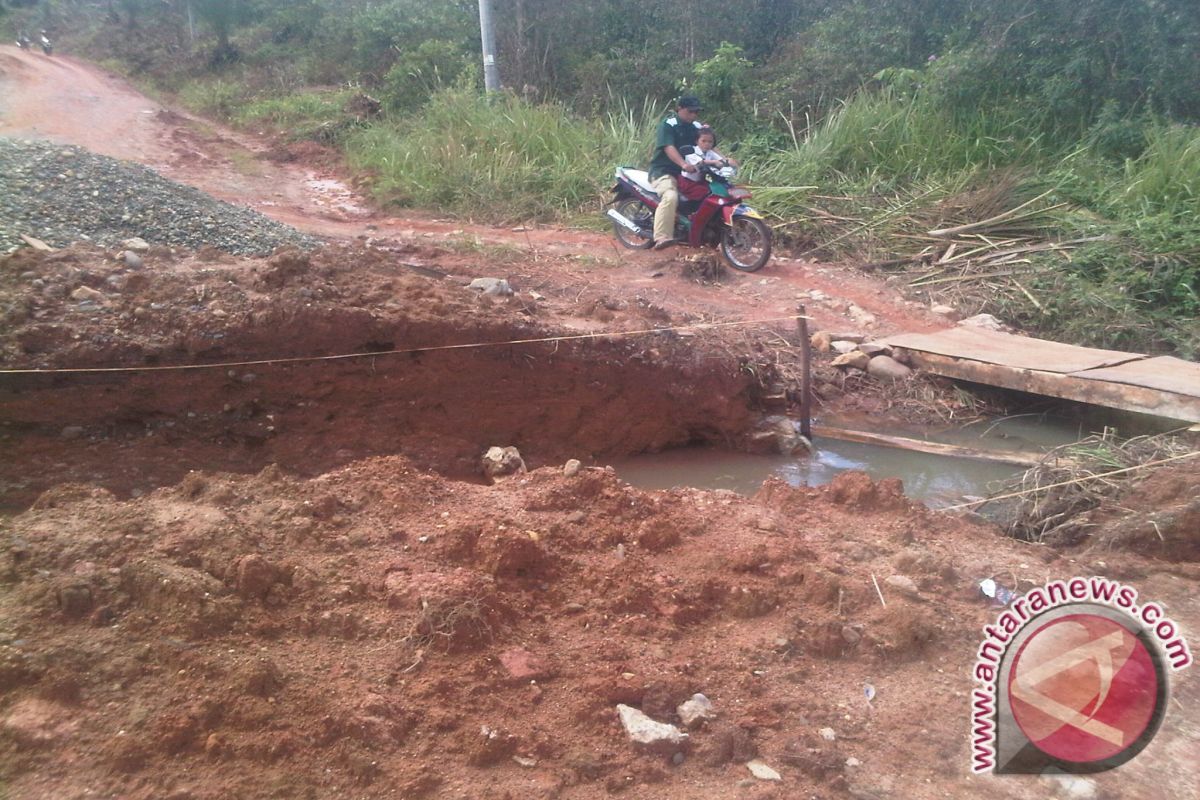 Jalan Desa Muara Ikan Sumsel terancam putus