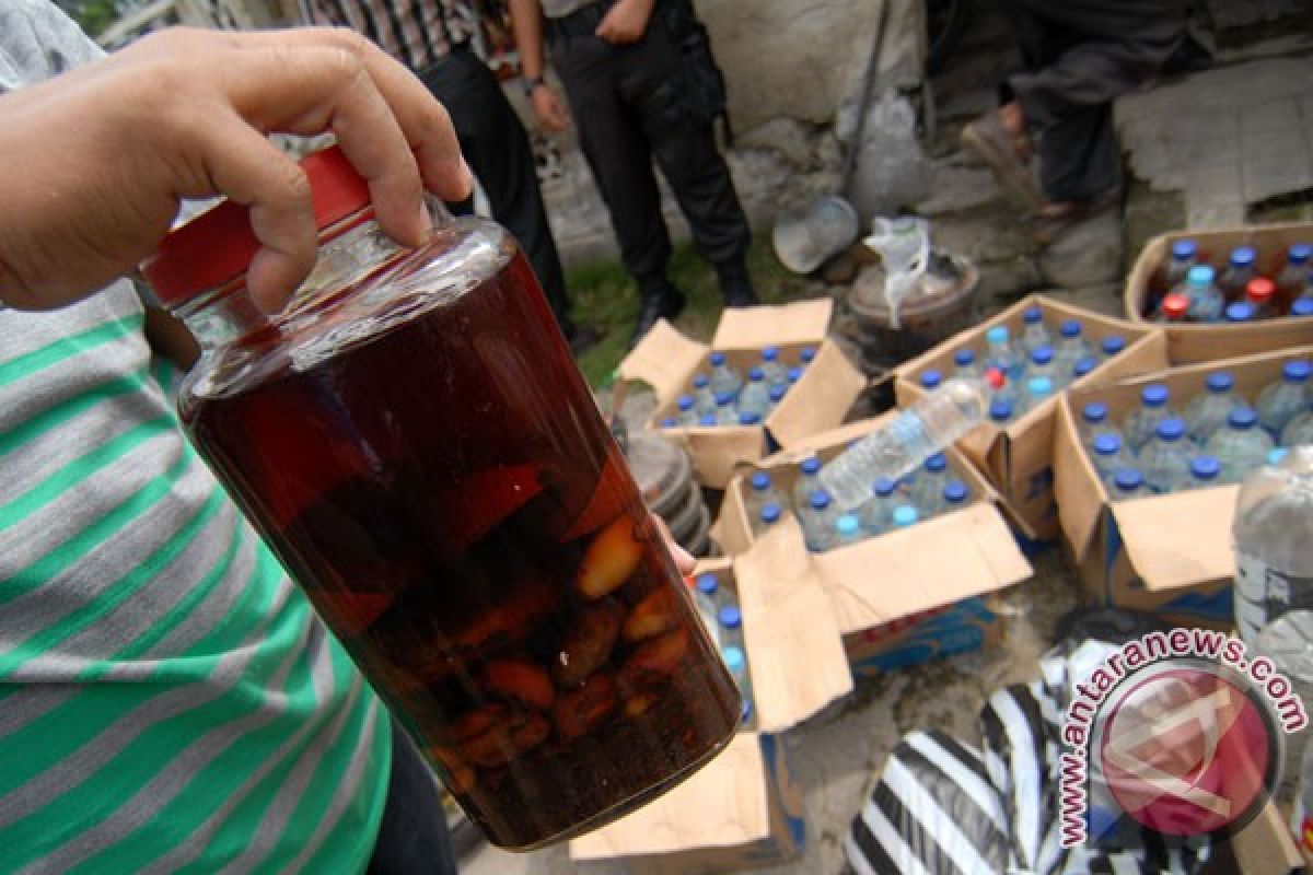 Polisi sita ratusan botol minuman beralkohol ilegal