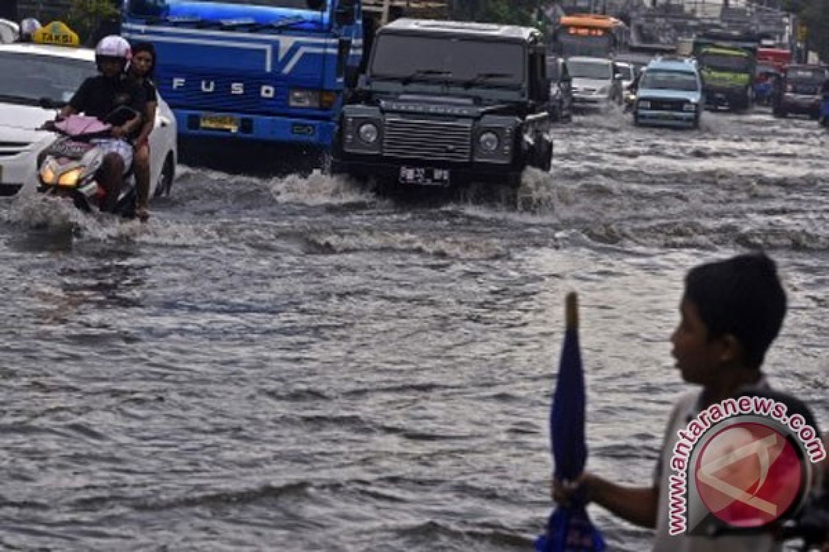 Banjir landa sejumlah lokasi di Jakarta