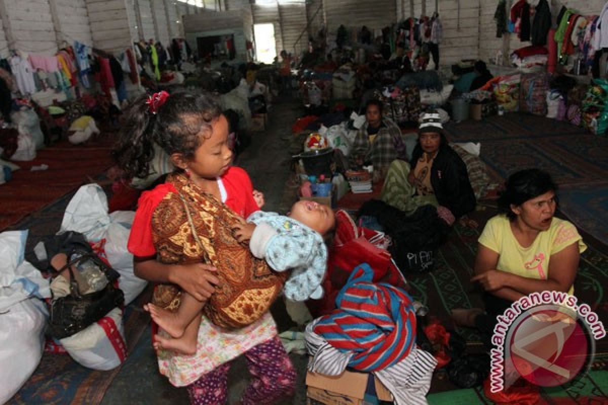 Ribuan bayi masih tinggal di pengungsian Sinabung