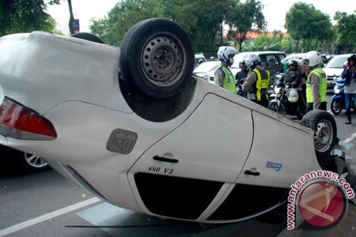 Mobil terbalik di tol Semanggi