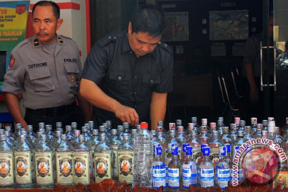 Ibu rumah tangga simpan ratusan botol beralkohol ditangkap
