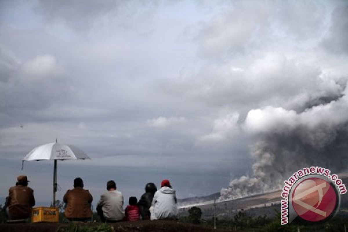 Pengendara di Medan keluhkan abu vulkanik Sinabung