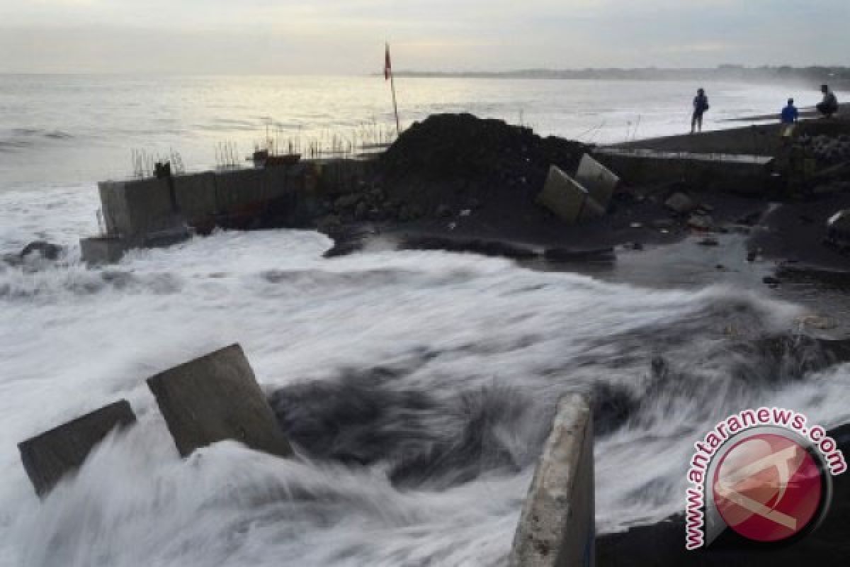 Abrasi Pantai Gilimanuk meluas, ancam rumah dan pura