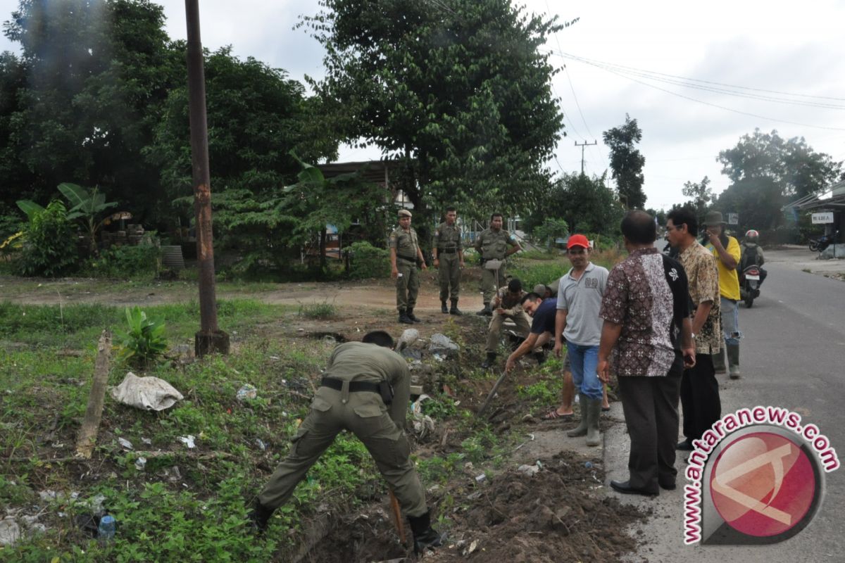 Wabub Bangka Gotong Royong Bersihkan Siring Buntu