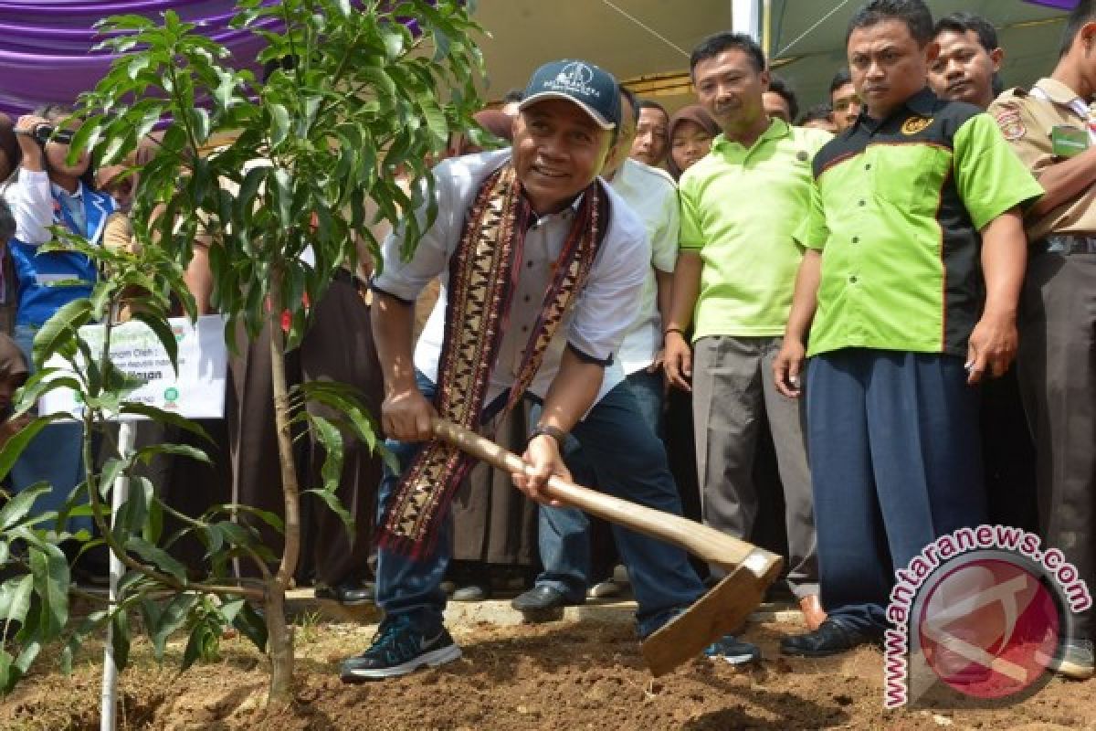 Menhut Ajak Masyarakat Pringsewu Giat Menanam Pohon