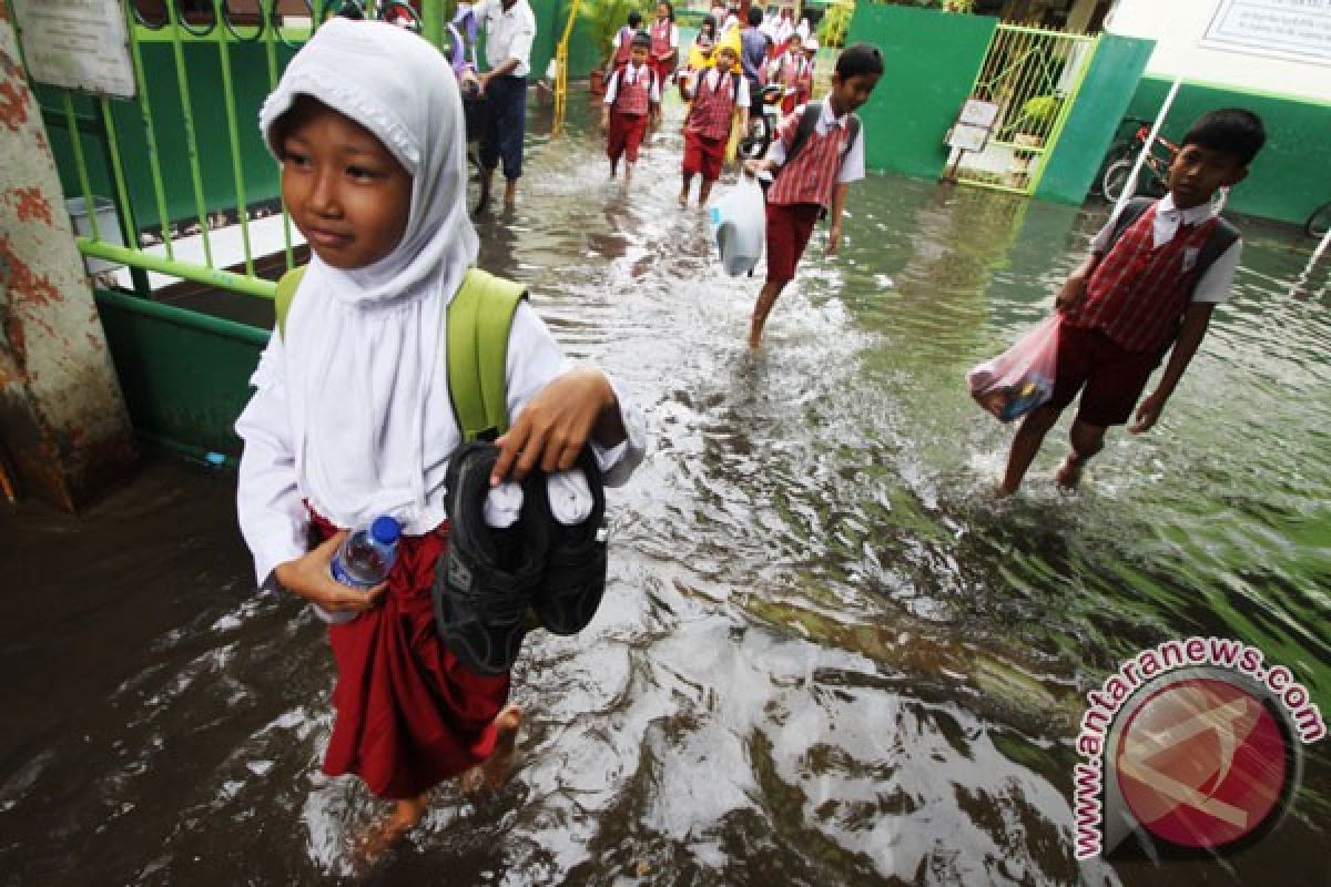 Disdik DKI: sekolah kebanjiran boleh liburkan para siswa