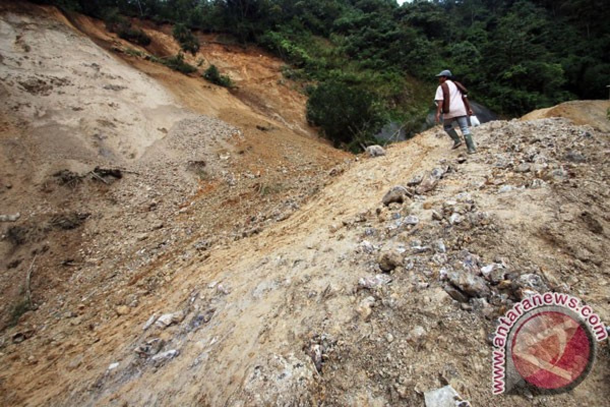 Material longsoran timbun jalan Agam-Bukittinggi Sumbar