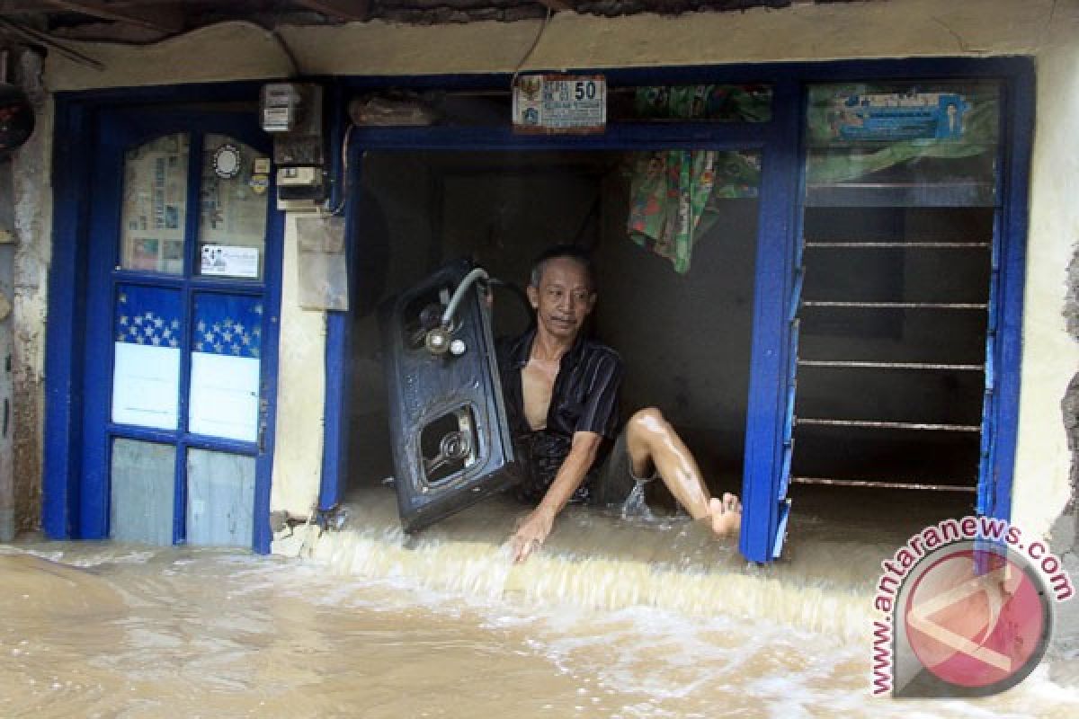 Flood forces 5,125 Jakarta residents to evacuate