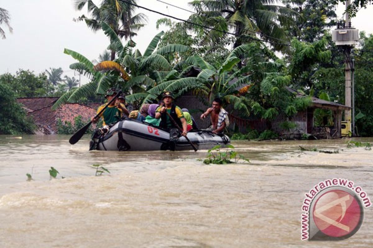 Ribuan korban banjir Karawang masih mengungsi