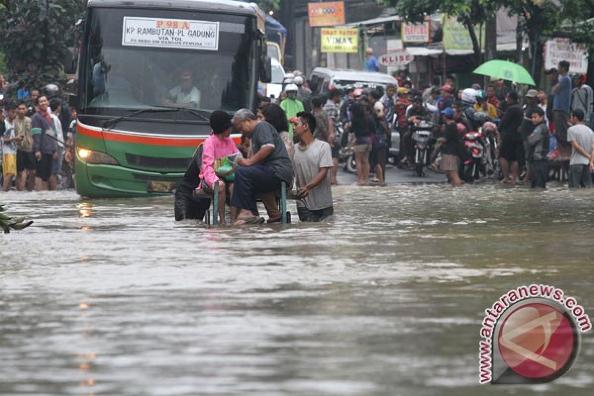Banjir di Tangerang Selatan semeter