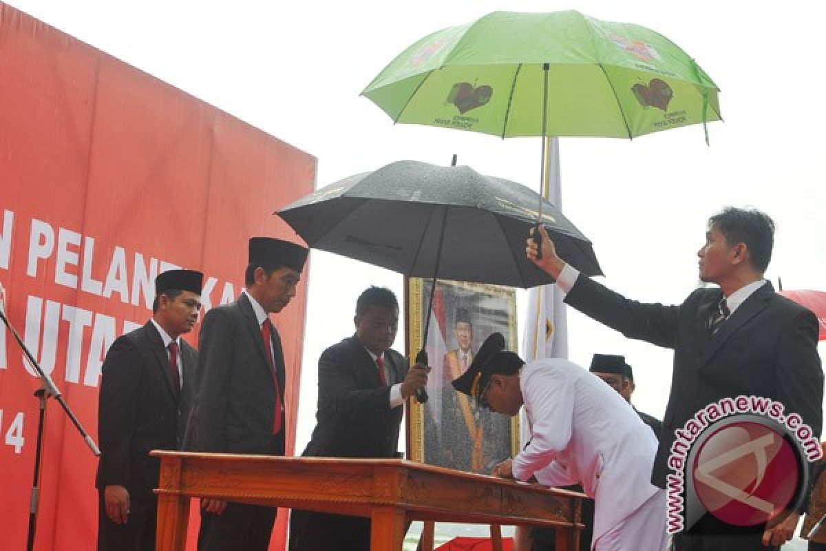 Jokowi inspeksi pintu air Jembatan Merah