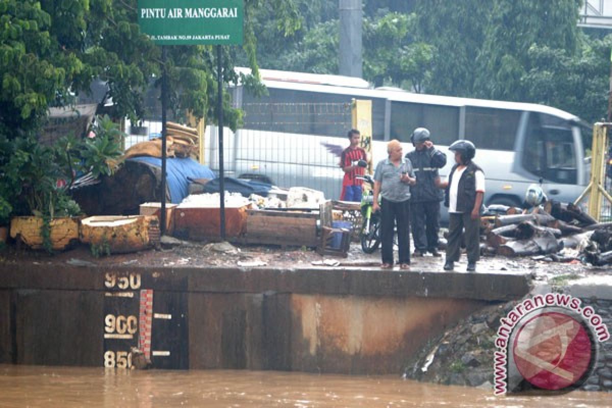 Debit pintu air Manggarai turun, Bogor berawan