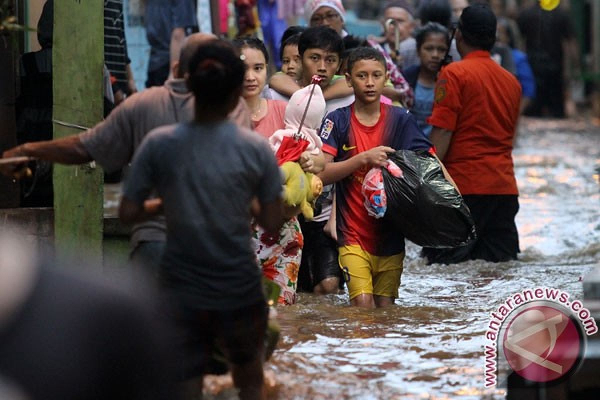 300 polisi dikerahkan evakuasi korban banjir Jakarta
