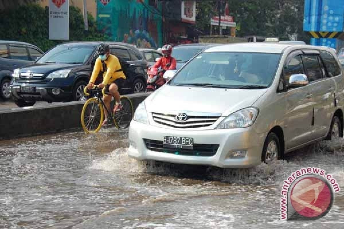 Tips mengendarai mobil di saat banjir