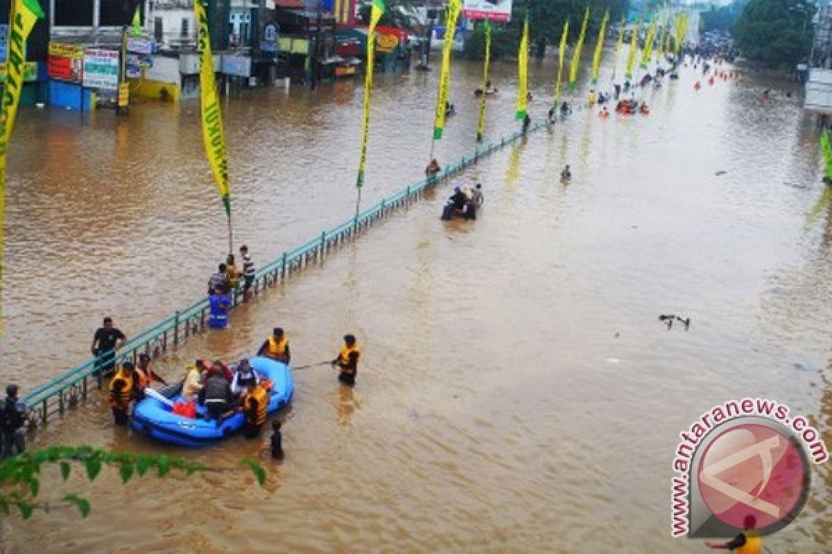 Jalan Raya Jatinegara terendam