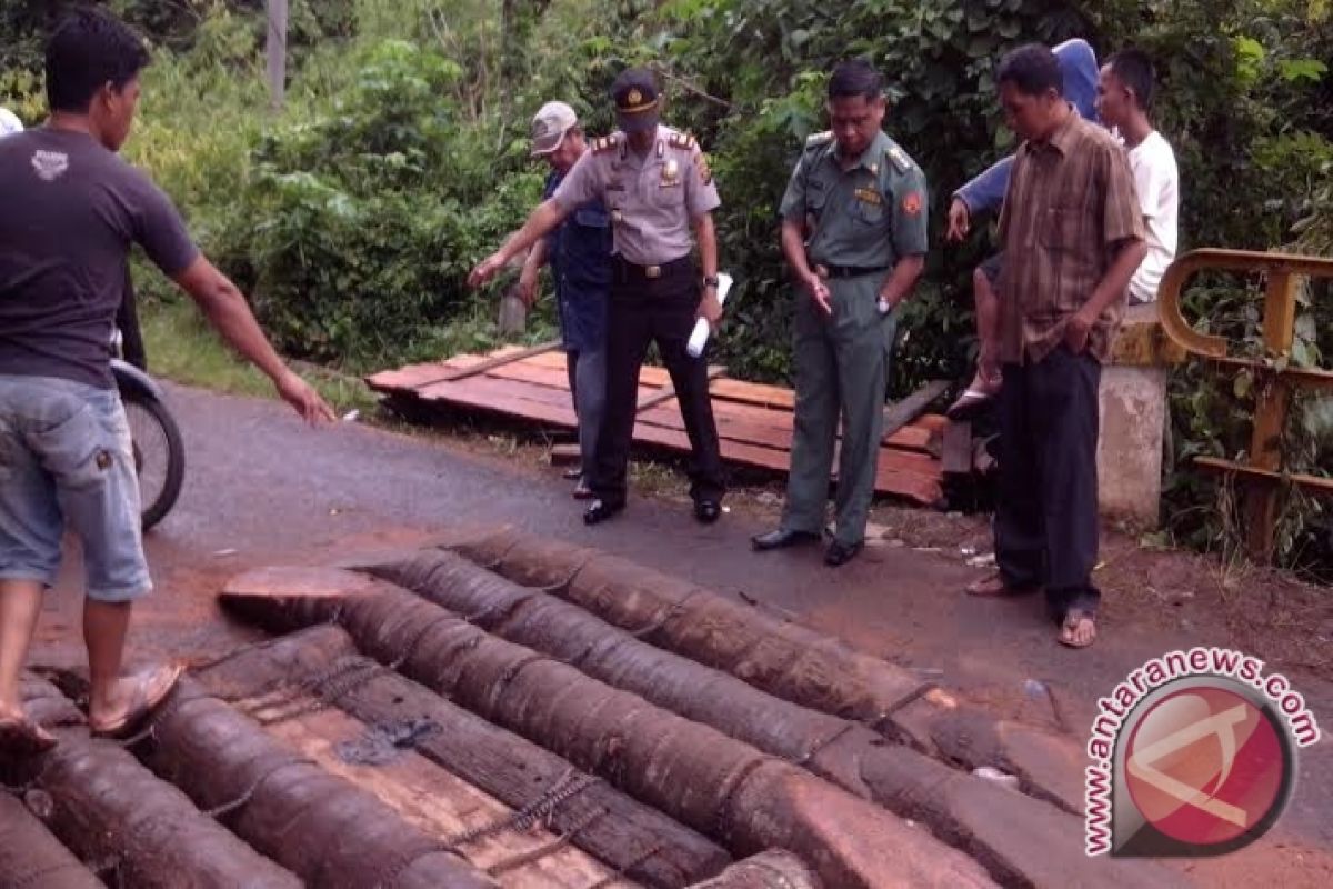 Warga gotong royong buat jembatan darurat