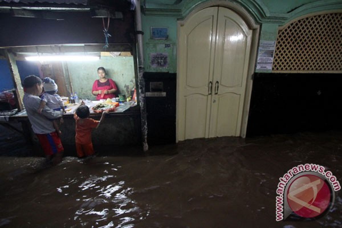 Cerita tentang nasi dan popok di pengungsian banjir 