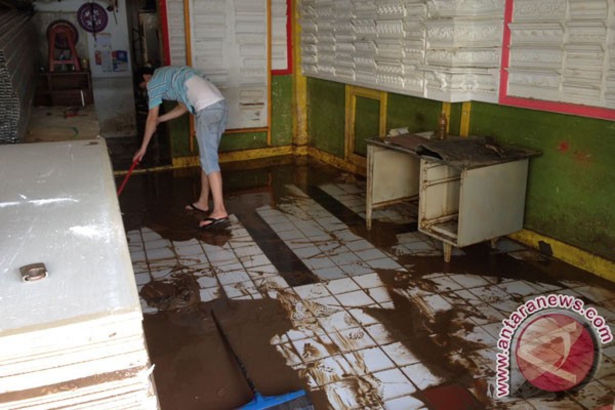 Pegawai toko di Jatinegara bersih-bersih usai banjir