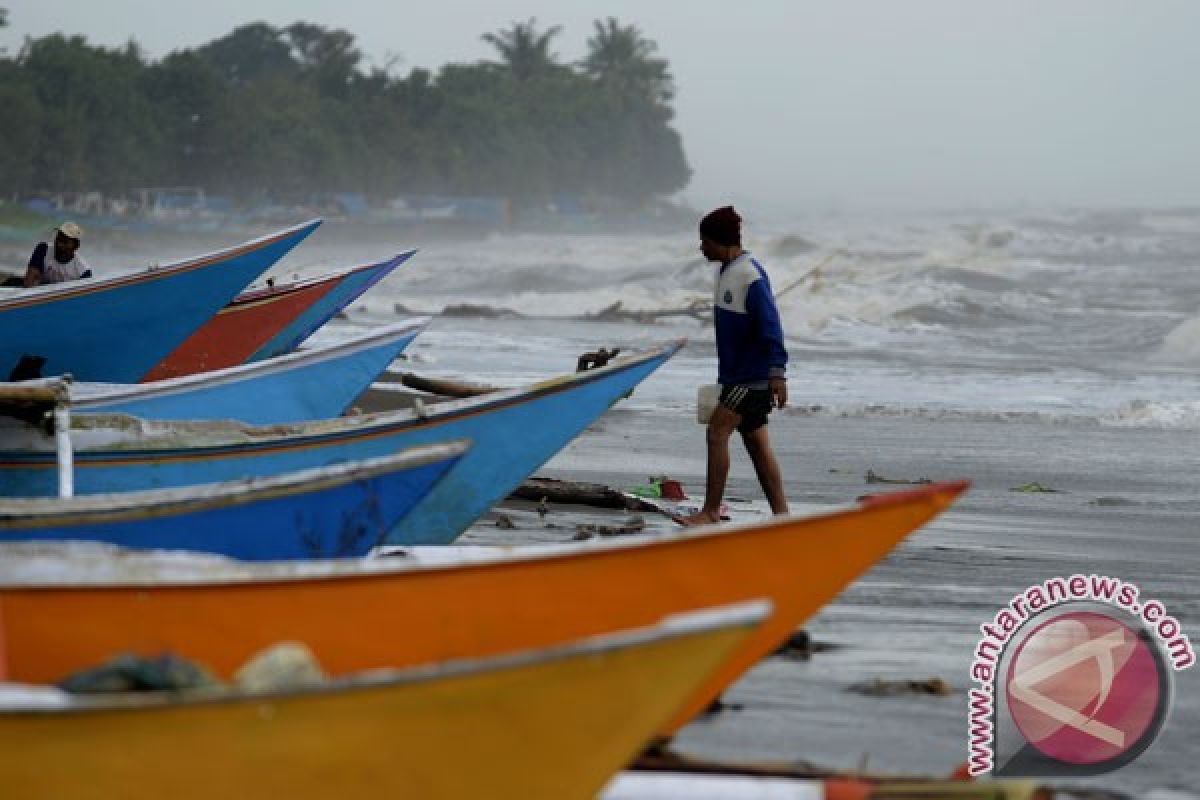 Nelayan Buton tidak melaut karena cuaca buruk