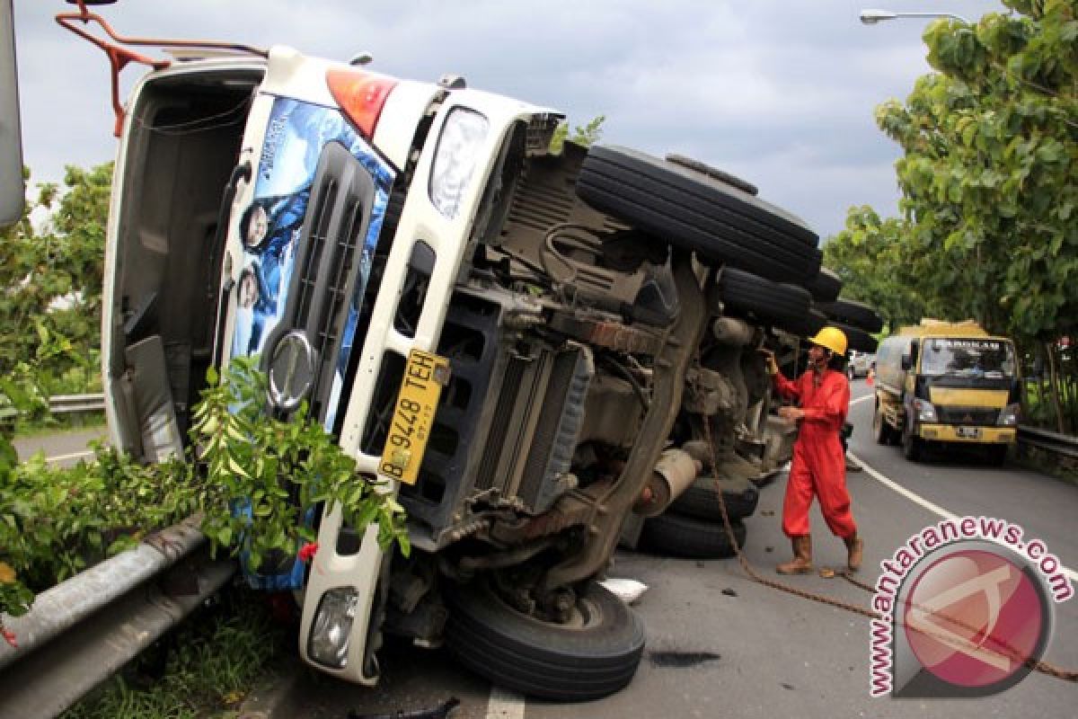 Tronton mogok di rel kereta api masih sulit dievakuasi