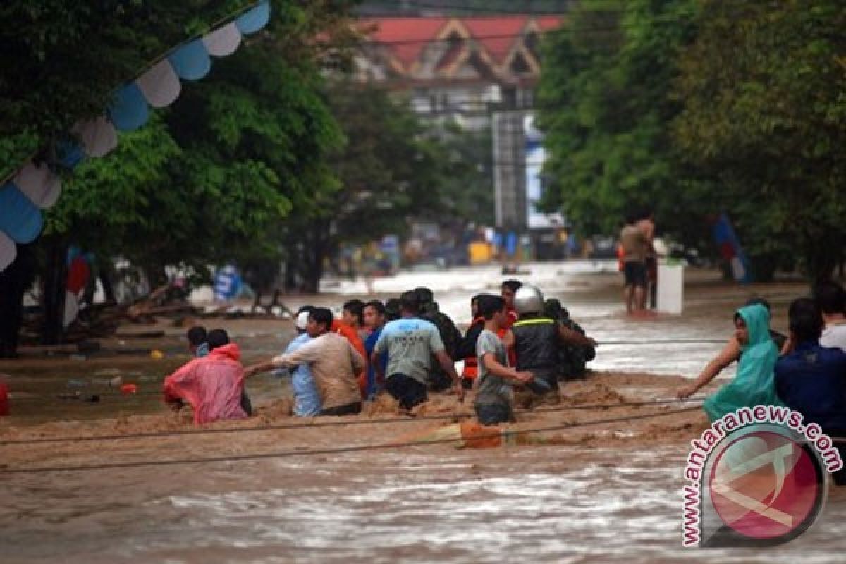 Pemerintah serahkan bantuan untuk korban banjir Minahasa
