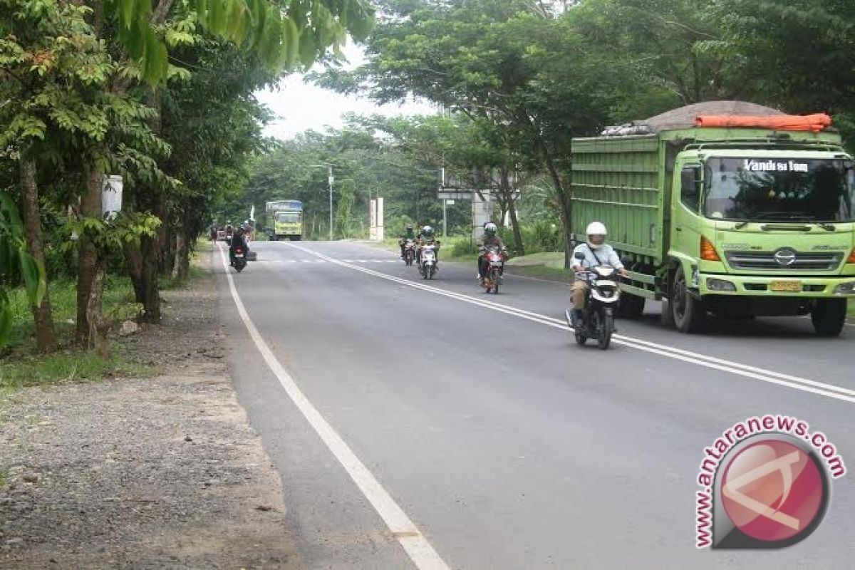 Angkutan batu bara melintas jalan umum