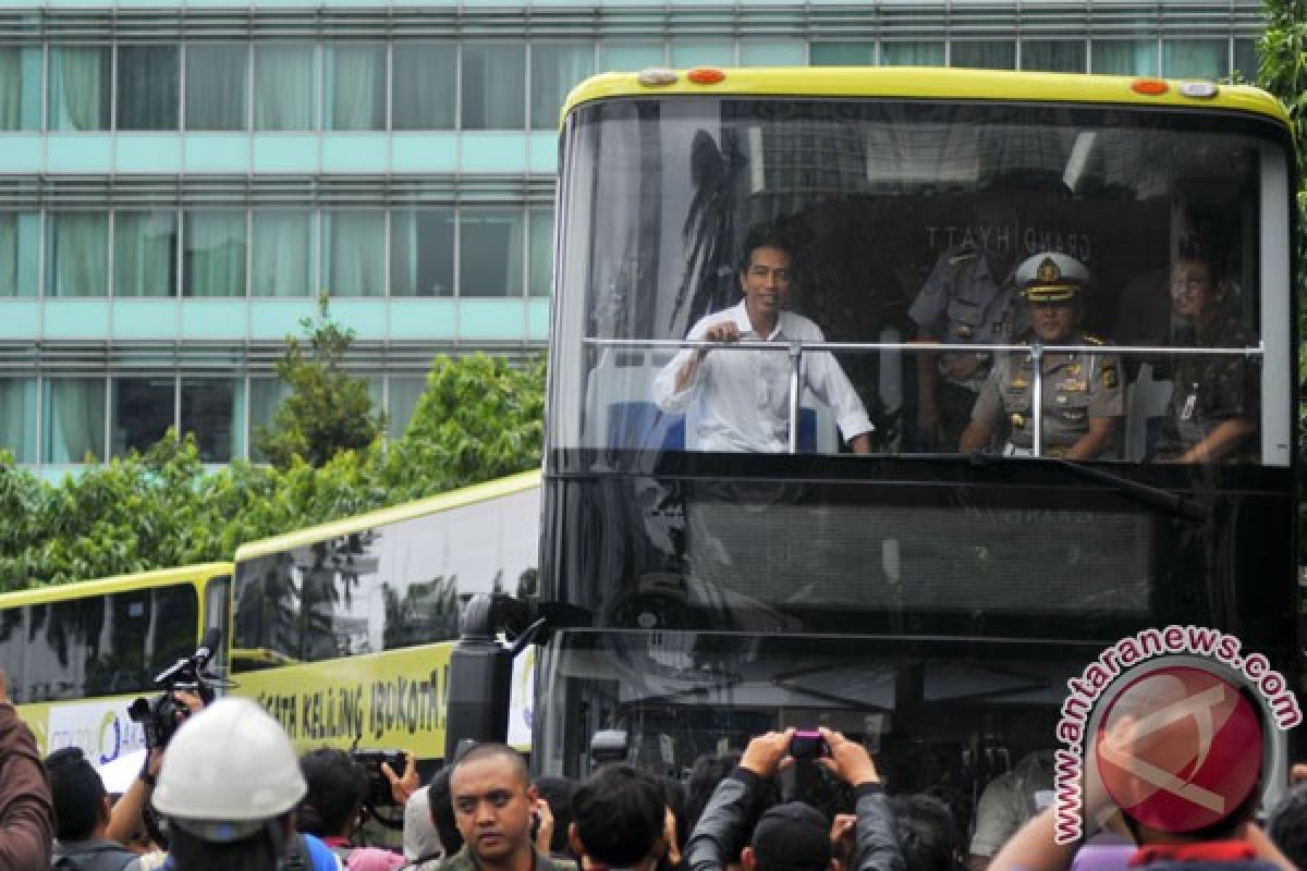 Jokowi naik bus tingkat ke Kantor Transisi