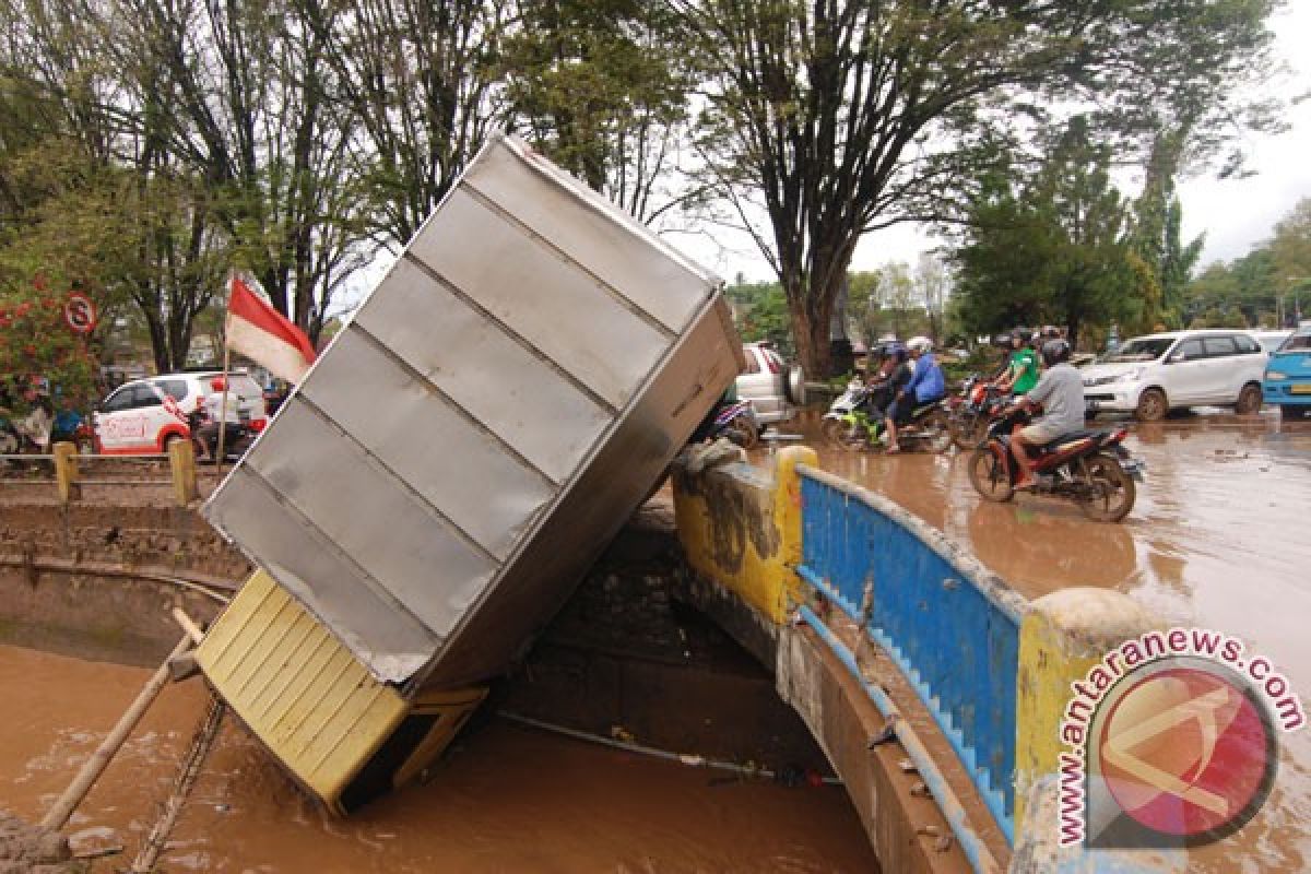 Rescuers find one dead flood victim in Manado