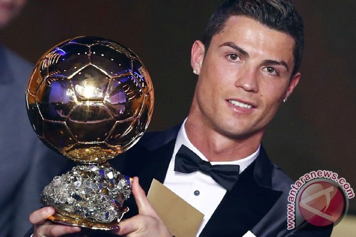 Ronaldo pamerkan trofi Ballon d`Or di Stadion Bernabeu