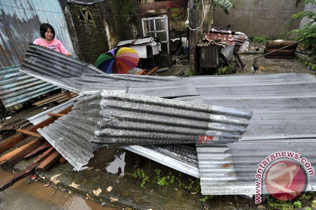 Angin kencang rusak 33 rumah di Babelan
