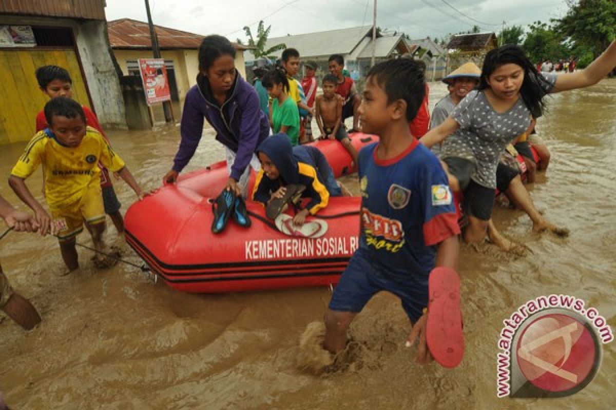 Korban banjir di Palu sulit dapatkan air bersih