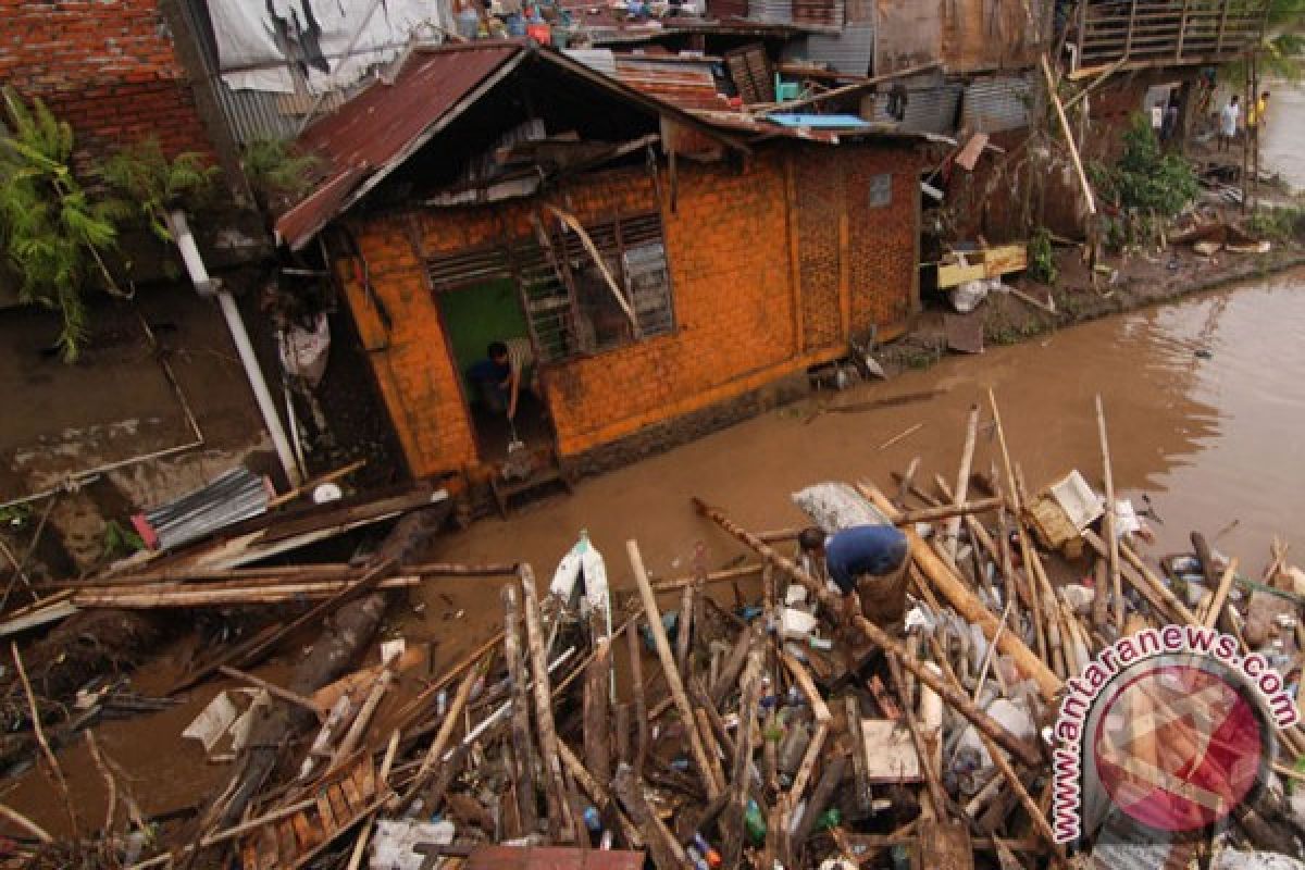 Warga Manado bersihkan rumah