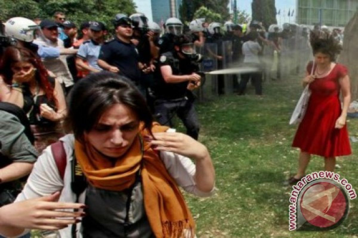 Polisi Terancam Dipenjara Karena Semprotkan Gas Air Mata Ke Perempuan