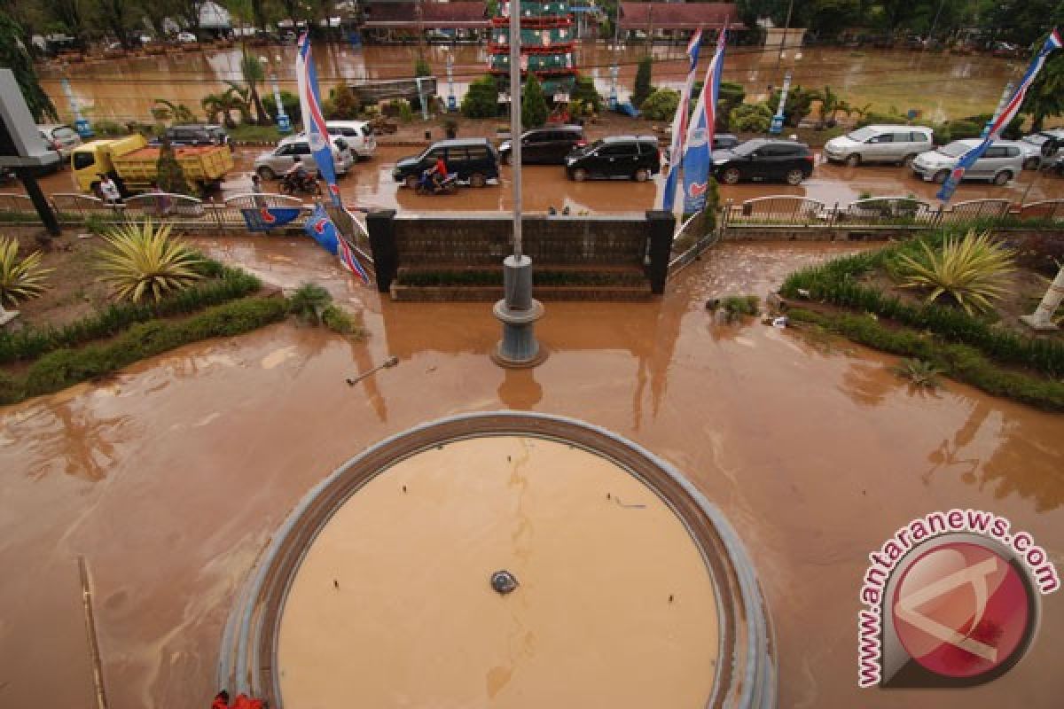 Wali Kota Manado ikut atur lalu lintas atasi banjir