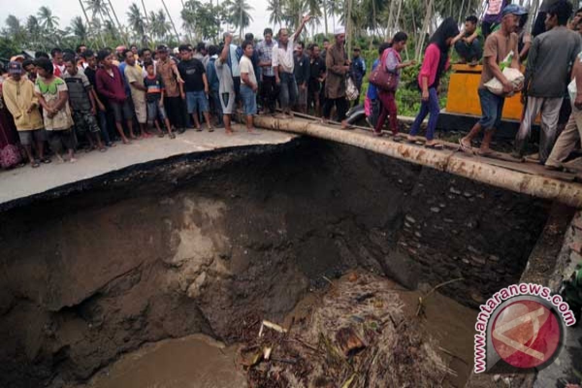 Jembatan Palu-Donggala Terancam Putus Tergerus Banjir 