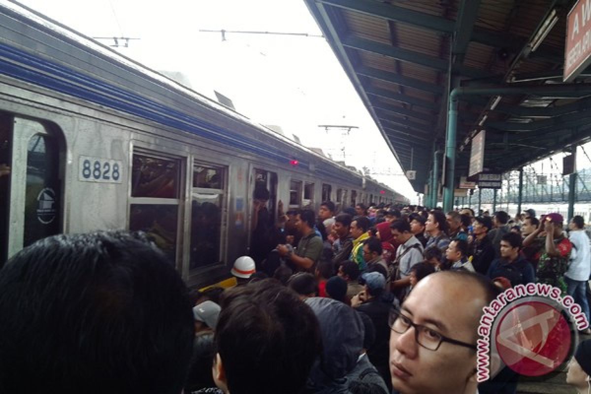 Banjir hambat perjalanan KRL relasi Jatinegara  