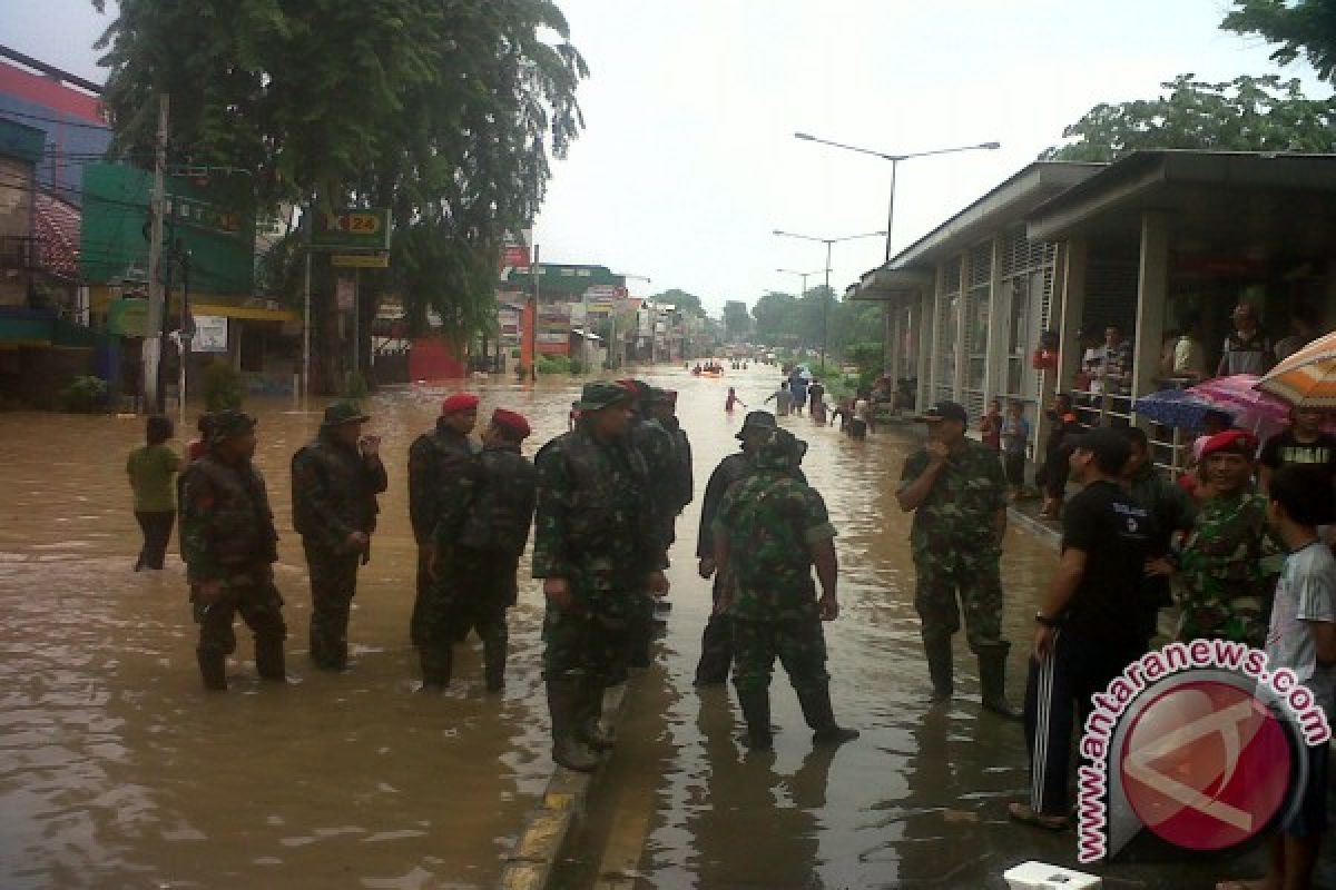 Aktivis hewan evakuasi satwa di Kampung Melayu